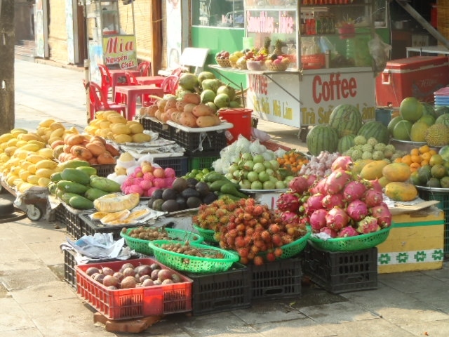 色々な南国のフルーツが歩道を占拠していますし・・・