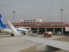 JALの翼で伊丹から長崎空港までひとっ飛び。
空港からはリムジンバスで市内（長崎新地）へ。