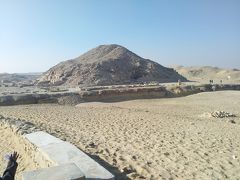 そしてウナス王のピラミッドに進んでいる砂漠の道です