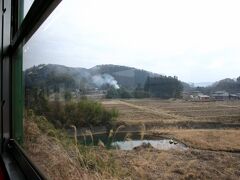 宝積寺駅を出た烏山線は、のどかな景色の中を走って行く。
景色と同じように、車内もかなり長閑だった。