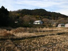 金刀比羅神社に向かって左手に行けば、烏山城跡の麓に出る。
この城は、那須与一を先祖に持つ、下野の豪族那須氏の居城だった城。
前に訪れた時に本丸跡まで登ったので、今回は遠くから眺めるだけとし、近くにある烏山郷土資料館へと向かった。
その入口の脇には烏山城大手門の礎石が置いてあり、敷地内には、烏山線で使われていた腕木式信号も保存されていた。
ただ、資料館は閉まっていて、残念ながら見学はできなかった。

※烏山郷土資料館は、平成２４年に閉館となっています。