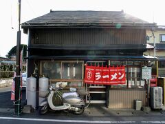 八雲神社の参道と出会う場所で、八雲八幡通へと入る。
その道の途中で、店の名前も書いていない渋いラーメン屋を見つけた。
立ち寄ってみたかったが、昼を食べてしまっていたので、次回にする。

※川又屋と言う店ですが、平成３０年２月に閉店となりました。