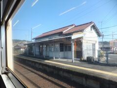 日向大束(ひゅうがおおつか)駅
かわいい駅舎。このタイプの駅舎は他の駅にもありました。