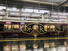 ２月８日（土）

今日も宝塚へ！

阪急梅田駅には土日限定の京とれいん雅洛が☆

チラッと見えただけですが、中も個室風になってたりとかなり凝ってるんですね！