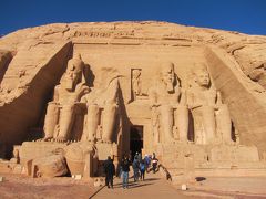 まずは大神殿。
高さ22mのラムセス２世像が４体。
左から順に年齢を重ねていっているラムセス２世です。