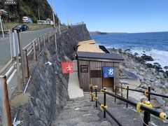 階段を降りていくと温泉の建物がありました！
本当に海の目の前ですね！

今回は何人かいたので写真撮れません…
ここは湯船が二つあって暑いお風呂とぬるめのお風呂がありました！
海と温泉の間に壁がないのでお風呂に浸かりながらでも海が見えて、晴れてたので大島や利島も見ることができました！