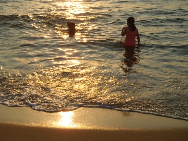 夕陽の光の中で海を楽しむ子供たち！