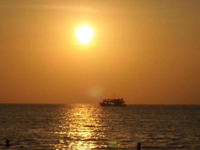 黄金色の海を行き交うイカ釣り漁船か？