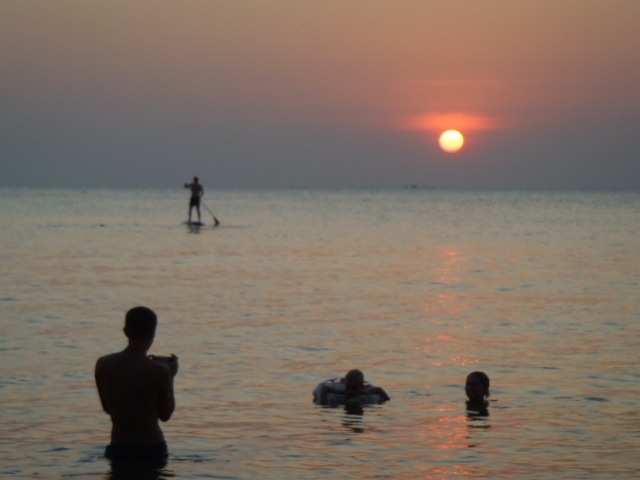 水平線に沈んで行く夕日が見られるかもと期待したが・・・