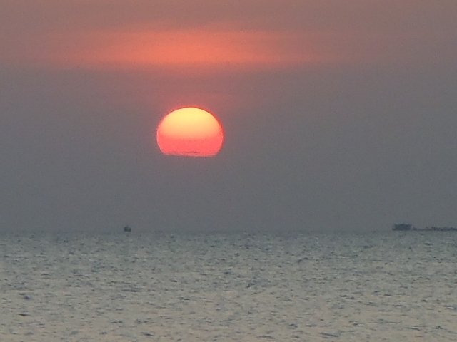 水平線に沈むことなくこのままゆっくりと雲の中に！