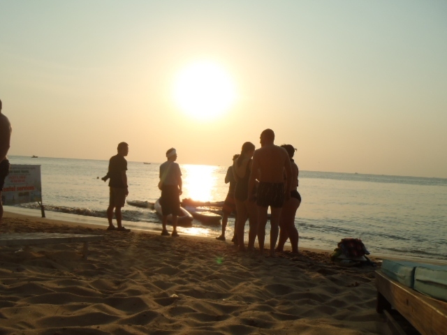 夕方になるとビーチには海を楽しんでいた人達だけでなく、<br />サンセットを楽しみに集まって来る人たちもいるようです。