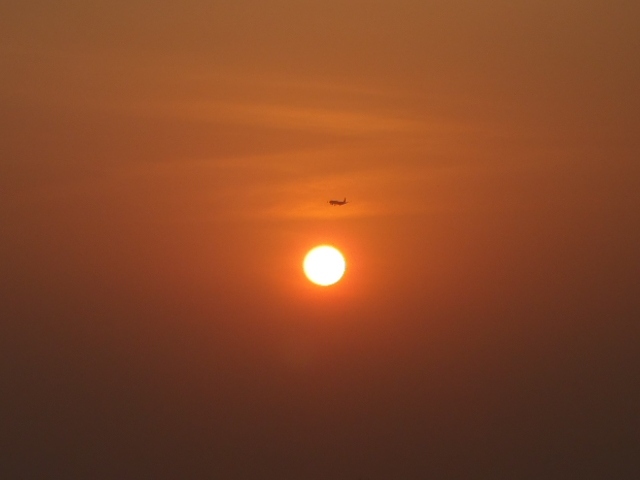 輝く夕陽の中、新たなゲストを運んで来て着陸する航空機！