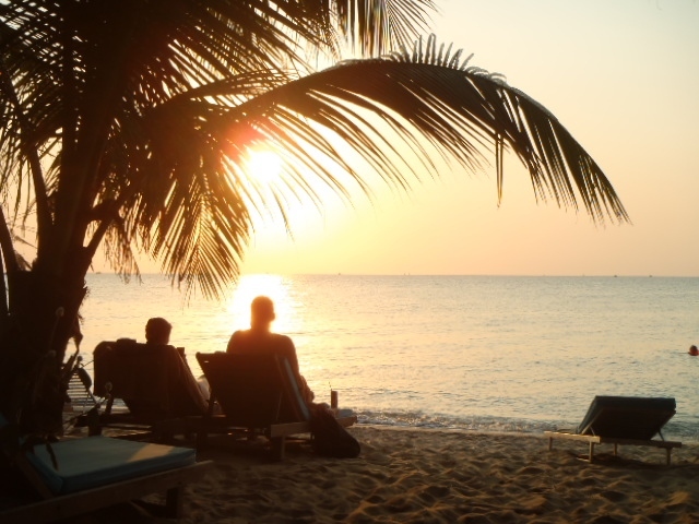 落ち行くサンセットを眺めながら、何を話しているのかな？<br />今夜の食事の心配だったりして・・・