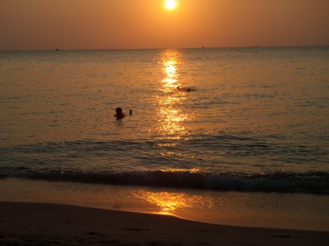 その日の天候状況で色々な夕陽の光の違いを見せてくれます。<br />