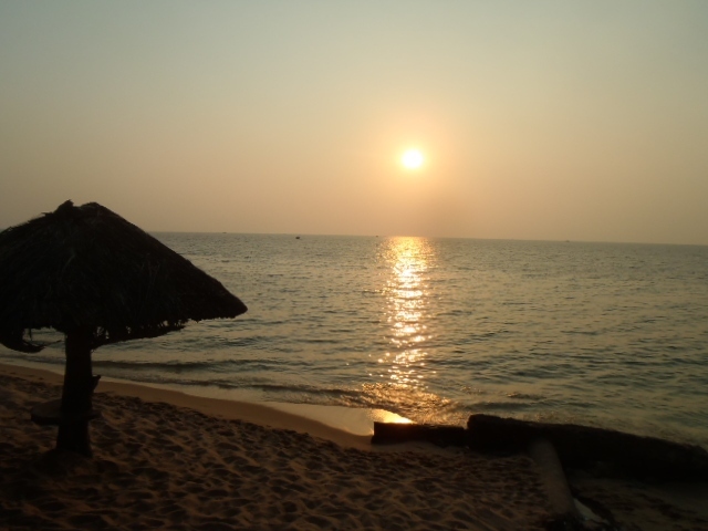 そして静かになったビーチが夕陽の光で染められていきます。