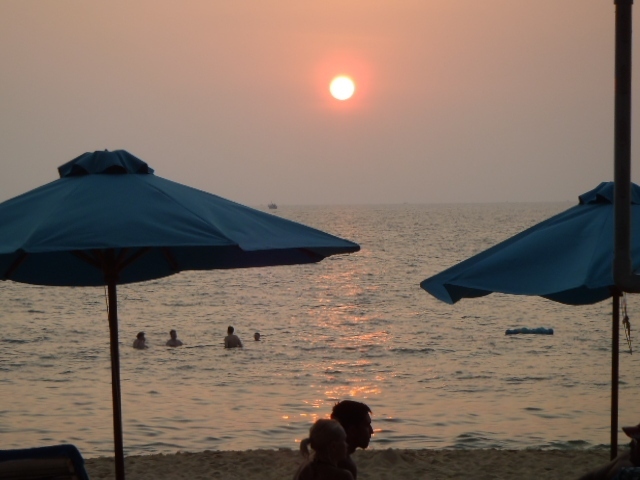 一瞬・ピンク色に輝く夕陽が・・・