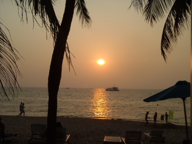 黄金色の輝きに変わります。