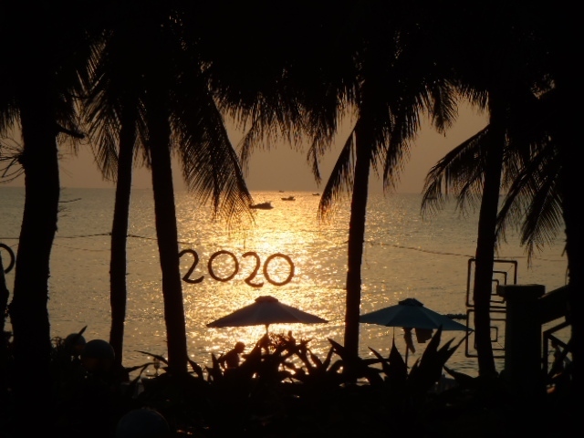 椰子の樹の間に吊るされた春節２０２０を迎えるロゴ！<br />