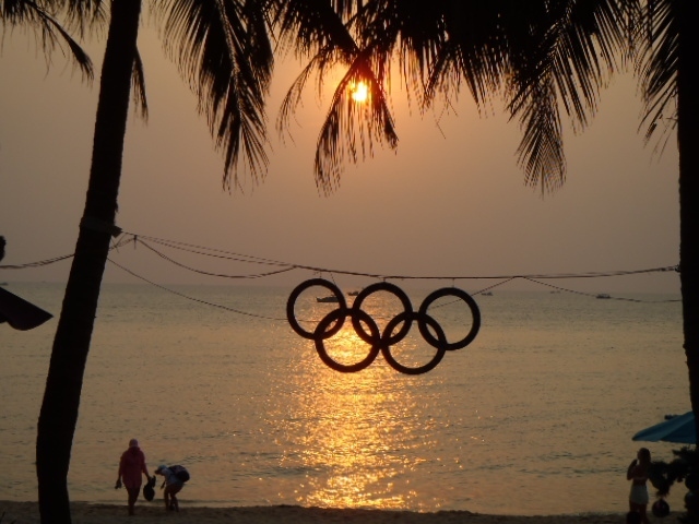 そしてオリンピックイヤーに配慮してか？<br />黄金色の海に浮かぶシンボルマーク！