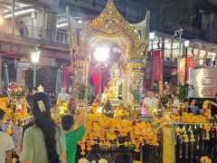 ぶらぶらしていたら、エーラーワンの祠を発見。
タイの人たちは常に祈ってるな~

BTSでホテルまで戻り、3日目も終了。
明日は帰国日ですが深夜便なので、まだまだ観光します!

最後のPart6へ続く。