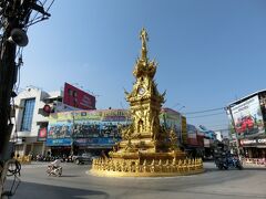 到着日、タクシーの旅を終えてホテルにチェックインした後、遅い昼食を取りに町へと出てみます。町のシンボルとなっている派手な時計塔は、ホワイトテンプルと同じ人のデザインによるものです。