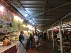 前日は土曜日限定のサタデーマーケットを訪れましたが、この日は毎晩開かれている「ナイトバザール」を訪れました。中心部は屋外フードコートのようになっています。食べ物の店が沢山並んでいますが、値段はさすがにサタデーマーケットの露店よりはやや高めです。