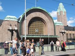 ＜ヘルシンキ＞　ヘルシンキ中央駅。構内入るとすぐにベンチがあり、旅行者の往来を眺めつつ休憩しました。