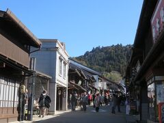 岩村町本通り・・・江戸時代に商人町として栄えた通り

当時の街並みが今も残り、国の重要伝統的建造物群保存地区に指定

昔ながらの商家や武者窓のある家など、当時そのままな雰囲気感じられるレトロスポット