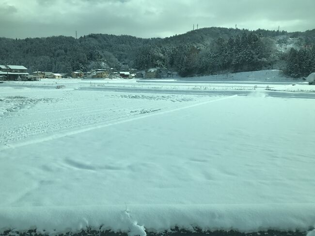 一面の雪！<br /><br />田んぼでしょうか。<br />後が付いてなくて真っさら！