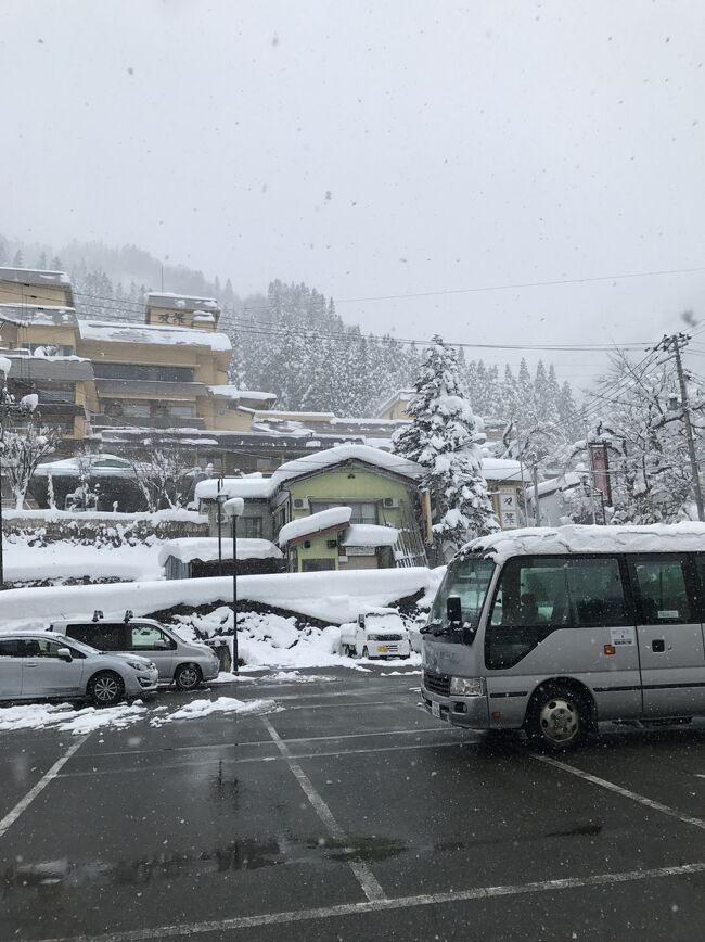 あったまった～。<br />露天風呂(屋根はあります)では雪が降ってて雪を見ながら温泉に入って贅沢でした！<br /><br />と外に出たら、、寒い！<br />雪がけっこう降ってました。