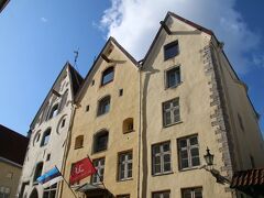 先ほどは城壁近くの道を見学しましたが今度はメインストリートのピック通りを進みます。
２日目のパート１４で紹介した三人姉妹の建物です。今日は天気も良いので綺麗に撮れました。