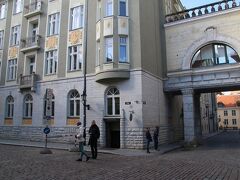 最初の目的地にたどり着きました。中央に写っている入口は目立たないですが、KGB博物館になっています。
建物は独立回復後リノベーションされていますが、１９４０年からNKVD、KGBがエストニアにおける資本主義・民族運動を弾圧するために利用していたビルです。
