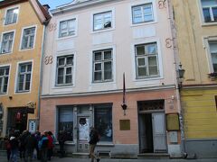 次の目的地はこのタリンロシア博物館です。フォートラベルに登録申請したのは自分なんですがエストニア語名のTallina Vene Muuseumに成ってしまいましたが日本語表記だとタリンロシア博物館になります。
ロシア帝国時代のタリンにおける文化や教育などについての展示がメインでした。当時の教育がロシア語だったからというのもあるんですが、タリンとロシアというより教育関係中心でしたね。