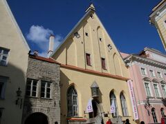 タリンロシア博物館を出て次に向かう博物館は同じくピック通りにある大ギルド会館です。１４１０年に建築された建物で１９２０年までギルドという商人による組合の会館として使われたあと、現在はエストニア歴史博物館として使われています。