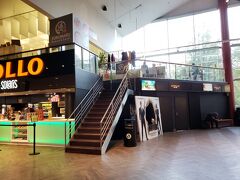 エストニア銀行博物館見学後は隣接するソラリスにやってきました。ここは２階でLidoの入口のあたりです。本屋だけではなく雑貨も売っているAPOLLOでＳＤカード売っているかと思ったら売っていなかった・・・。
奥の階段を上っていくと日本料理店Tokumaruに入れます。初日は地下の持ち帰り店で食べましたが、こちらの方がしっかりとしたテーブルで食べれそうです。