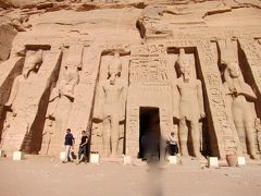 ネフェルタリとラムセス2世の巨像が並ぶ、小神殿へ。