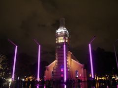 工事中のセントジョンズ教会もライトアップされていました。
手前のワバドゥセ広場を照らすライトは紫色に点灯しています。LEDの様なのでイベント用に色を変えているのか普段からこの色なのかはわかりませんがなかなか目立ちます。