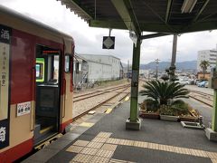 記念館を見終わり、太刀洗から２駅で終点の甘木に到着。

この時点で当初の予定の太宰府に行くことを変更して甘木からバスで往復すれば十分観光できることがわかった秋月に行くことにします。

この秋月までの往復のバス、乗換案内にもGoogleマップに収納されていないんです。初日に乗った金谷→静岡空港のバスもそうですが、スマホでGoogleマップや乗換案内で行き方を調べるのが当たり前の今、これらに収録されていないのは観光客を集めるのに致命的なんではないかと・・・

Googleマップは申請すれば収録してくれるそうなんですが、所定の形式のファイルで時刻表を提出しなくてはならず、そうすると地方の中小交通機関にとっては随分ハードルが上がる気がします。

このあたり行政や観光協会などが手助けする仕組みとかできないのかとか思ってしまいます。