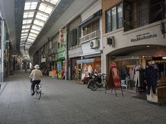 ●本通り商店街

海辺から少し中に入りました。
本通り商店街です。
お目当てのラーメン屋さんが閉まってて、残念な気持ちで歩いています。
全国のご当地ラーメンで、個人的には尾道ラーメンがダントツに好きなんです。
それは、僕だけじゃなく、父も母も一緒。
お目当て以外のお店ものぞいてみたものの、全て閉まってます（泣）。
時間が悪いのか…。