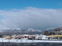 朝起きると我が家も積雪
この冬初スタッドレスの活躍

冬の米子道はすべり止めタイヤが必須
本日はありませんでしたが
検問するときも～

雪道は少し怖いけど
雪景色はきれいでテンション↑