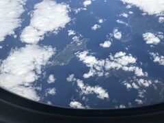 雲の間に、奄美大島から
加計呂麻島、与路島、請島が
今日は素晴らしいルートを飛ぶ

あの加計呂麻は人間魚雷の発射地だった
加計呂麻のスタートもそんな旅だった


そうだ加計呂麻島行こう、時間が止まった島へ・心の旅
https://4travel.jp/travelogue/10854943
