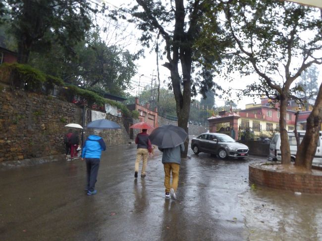 バスを降り、スワヤンブナートへの登り口へ向かいます。