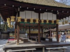 こちらの河合神社は、下賀茂神社の摂社であり女性の美・縁結びの神様を祭る
神社として有名です。

お参りに来ているのは若い女性のグループがほとんど。