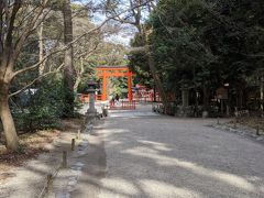 約一キロの道を歩くとやっと下賀茂神社の鳥居が見えてきました。