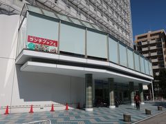 横浜市営地下鉄「伊勢佐木長者町駅」へ。３番出口から地上へ出ると、すぐのところに「横浜伊勢佐木町ワシントンホテル」があります。