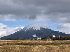 次の目的地へ行くため
再び米子道

一瞬雲が晴れ
大山がキレイに見えたので
溝口インターで降りて
パシャリ