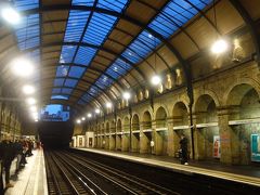 Underground に乗って，Notting Hill Gate 駅で乗り換えて，宿に帰りました。