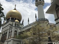 お腹がいっぱいになったので歩いてアラブストリートにやってきました。
ちょうどお祈りの時間だったのかたくさんの信者の方がモスクの中に
入っていきました。