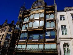 途中に見えた楽器博物館です。もとはオールド・イングランドという名の百貨店だった建物です。１９世紀末に流行したアールヌーボー建築の一つです。