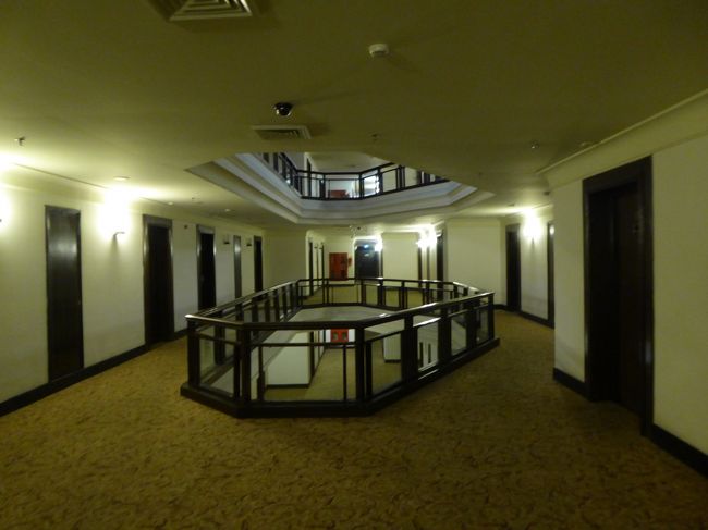 ホテル２階中央通路